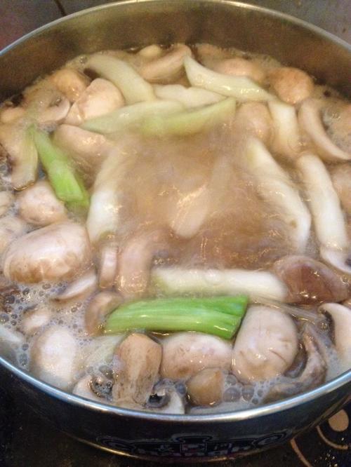煮蘑菇的时候放大蒜能辨别蘑菇有无毒吗