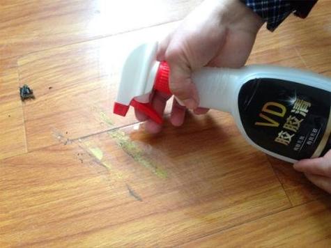 怎么除掉木地板上的泡沫胶