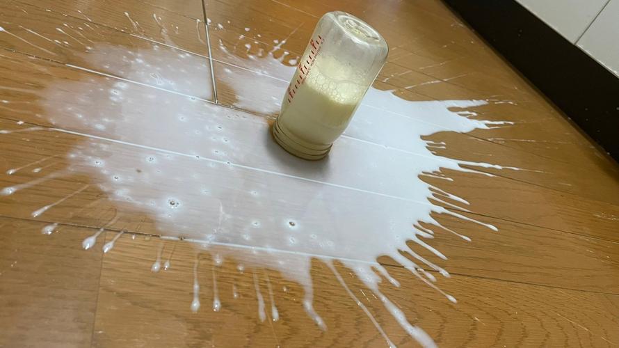 牛奶倒在书上发臭怎么办
