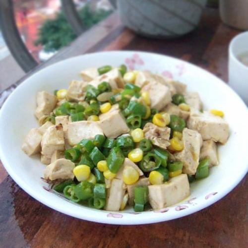 玉米炒豆腐的做法 玉米炒豆腐怎么做好吃 玉米