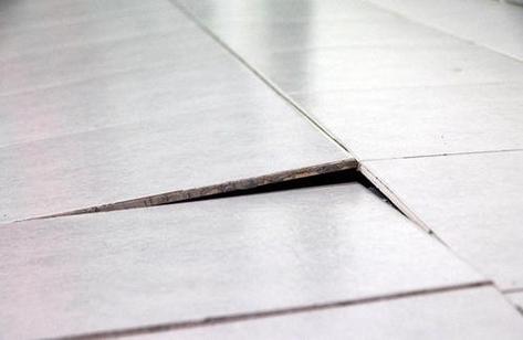 想在上面铺地板砖 那么问题来了 不用水泥怎么铺地砖