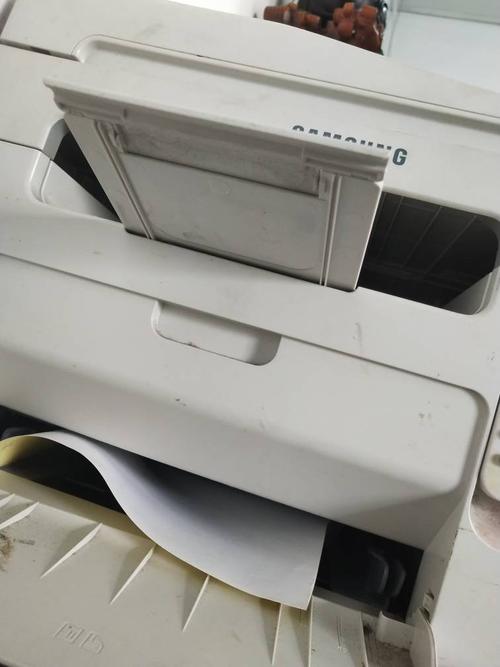 打印机里面卡了碎纸怎么取出来