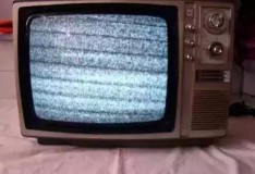电视打开是蓝屏怎么办按也按不了（电视打开蓝屏了怎么调回来）