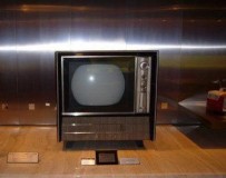 第一台电视机是谁发明的（电灯的真正发明者是谁）
