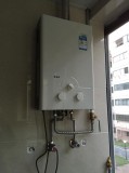 燃气热水器怎么一二楼共用一个（能不能两层共用一个燃气热水器）