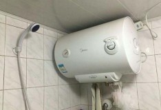电热水器洗澡时关掉开关安全吗（电热水器洗澡时能关掉水流开关吗）
