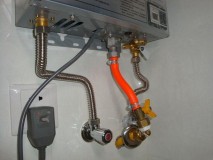 热水器如何接水管图解（热水器水管有几种接法）