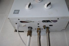 热水器为什么一直插着费电（热水器一直插着但是不烧水费电吗）