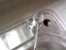 一个孔的洗菜盆怎样安装净水器（洗菜盆上就一个孔怎么安装净水器）