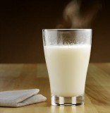 微波炉热牛奶会丧失营养吗（为什么微波炉不能热牛奶）
