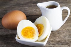 熟鸡蛋切两半能在微波炉里加热吗（把鸡蛋切开可以在微波炉里加热吗）