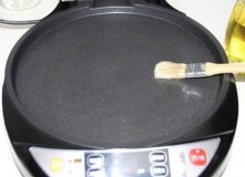 电饼铛粘锅的原因和处理方法（电饼铛用久了总是粘锅）