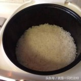 电饭煲蒸米饭怎么加水（蒸米饭怎么往电饭煲中加水）