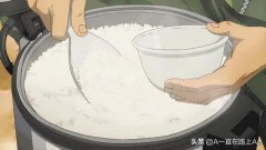 电饭煲蒸米饭的水和米的比例（电饭煲蒸米饭水米比例4个人吃）