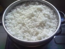 电饭煲蒸米饭水溢出来怎么办（电饭煲蒸米饭时溢水是怎么回事）