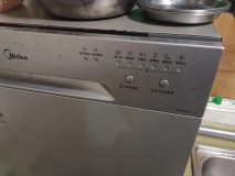 洗碗机只能固定一边怎么办（洗碗机不用时怎么拔掉）