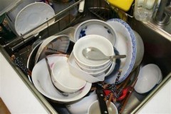 消毒柜可以直接放湿的碗吗（消毒柜里的碗可以直接用吗）