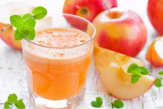 榨汁机榨苹果汁用不用加水加多少（榨汁机怎么榨苹果加水是加热水吗）