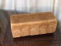 面包机全麦吐司面包的配方（面包机全麦面包粉做法）