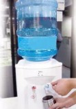 桶装水怎样放置在饮水机上