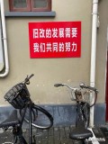 上海弄堂拎马桶图片（上海老弄堂洗马桶图片）