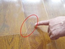 实木地板磕碰怎么处理（实木地板缝隙及磨损怎么处理）
