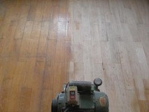 木地板翻新还是直接换掉（室内木地板翻新和更换哪个更划算）
