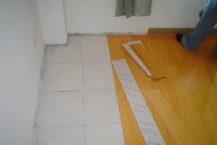 木地板不拆直接再铺一层（不敲地板砖重新贴上一层木地板）