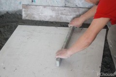 木地板用自流平还是水泥找平（铺木地板用自流平找平费用高吗）
