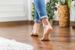 地板贴可以直接贴在地板上么（木地板可以直接在木地板上面贴吗）
