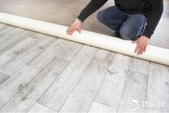 木地板上可以直接铺地板革吗（地板革上可以直接铺木地板么）