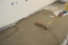 在水泥地板上再铺水泥怎么更牢固（水泥地板上面可以再加一层水泥吗）