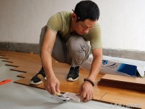 木地板一个人一天能贴多少平方（实木地板一人一天能铺多少平方）