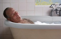 老年人泡澡用浴缸还是木桶（中老年人泡澡木桶什么材质好）