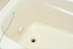 独立浴缸怎么打扫缝隙（独立式浴缸和墙体的缝隙如何处理）