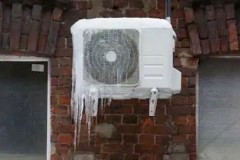 空调外机小管结冰可以用吗（空调外机铜管结冰还能用吗）
