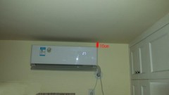 空调室内挂机离墙距离图片（挂机空调离天花板距离）