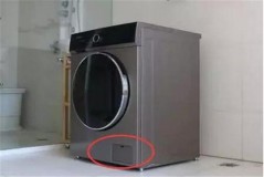 洗衣机下面圆形的盖子怎么打开（洗衣机的底座的盖子怎么打开）