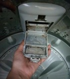 洗衣机的碎片怎么清理（洗衣机很多碎片脏东西怎么办）