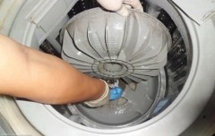 洗衣机洗出来衣服上有灰色脏东西（洗衣机洗过的衣服有脏的灰色点点）