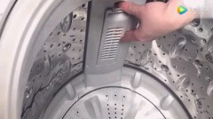 滚筒洗衣机的过滤塞子怎么打开（滚筒洗衣机过滤器在哪打开）