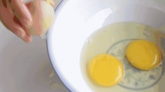 土鸡蛋为什么不能放冰箱（土鸡蛋放在冰箱半年还能吃吗）