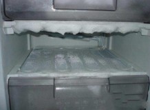 冰箱结冰只需一根吸管（冰箱结冰简单一招永不结冰）