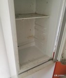 老冰箱下边存水盒怎么卸下来（冰箱后面的储水盒怎么取不下来）