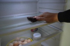 冰箱那个孔很脏怎么办
