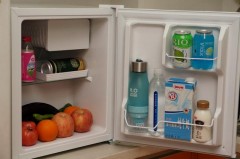 容声冰箱怎么取储水盒（容声冰箱后面的储水盒怎么卸下来）