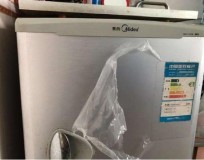 冰箱门上的塑料膜要撕吗（冰箱门上的塑料膜揭下来吗）