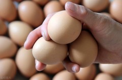 鸡蛋放冰箱里三个月还能吃吗（鸡蛋放冰箱三四个月还可以吃吗）