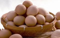 冬天鸡蛋买多了要放冰箱吗（冬天买的鸡蛋放冰箱里怎么储存）