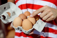 鸡蛋怎么保存放冰箱好不好（鸡蛋能放冰箱里保存吗最好的方法）